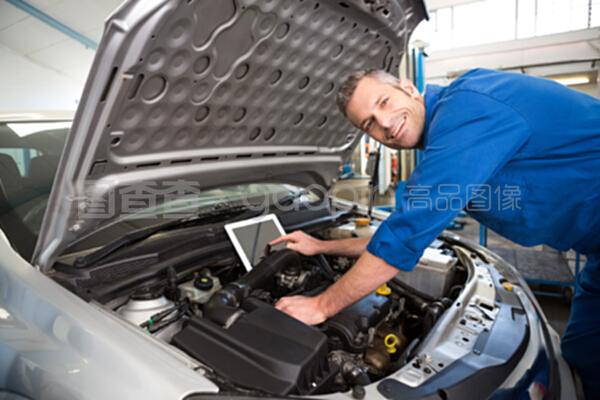 平板電腦與專業(yè)智慧 汽車電腦板維修技工的技能升級之路